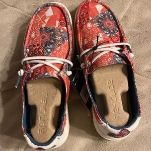 Hey Dudes. Women Wally